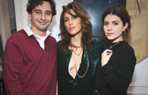 Jennifer Esposito Instagram - This woman right here- @jenniferkhowell of @theartofelysium hosted Fresh Kills in celebration of our crazy journey, the hope we had for our self made film and the absolute necessity of ART!!! She believes, as I do, that art heals!!! It’s simply the most important thing we have in understanding one another and healing our differences. Independent films, truly indie films, are a dying breed and are so VITAL!  They offer a different perspective that what the main stream movies are giving you!  Please support them when you can. It’s the ONLY way you will see new, different, stories and voices that represent us ALL!!! 
On behalf of myself, my team and our film, FRESH KILLS,  thank you for such an amazing evening surrounded by likeminded artists. Thanks @chriscrokos for introducing me to this amazing group who is doing such important work. 

And the incredible musican @milckmusic blew us away. 

@leslieowen_omg @sjsprecher @chris.tricarico @emily_bader @francomaicas @tkhuntress @alicia_coppola