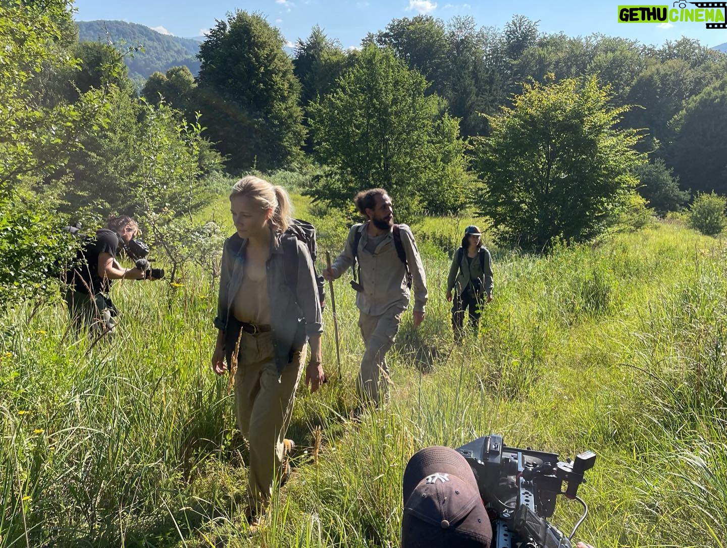 Jennifer Hoffman Instagram - Op zoek naar Europa’s grootste en oudste landzoogdier, op bizon Safari in Roemenië. Ze waren er niet meer. Alleen nog in dierentuinen. Maar dankzij het WeWilder project zijn ze nu weer in het wild te zien. Alleen… we moeten ze dan nog wel even zien te vinden. (Of niet?) #rewilding @we_wilder #letnaturetakeitscourse #livinginharmonywithnature #bisonsareback #tonythetracker @3opreis