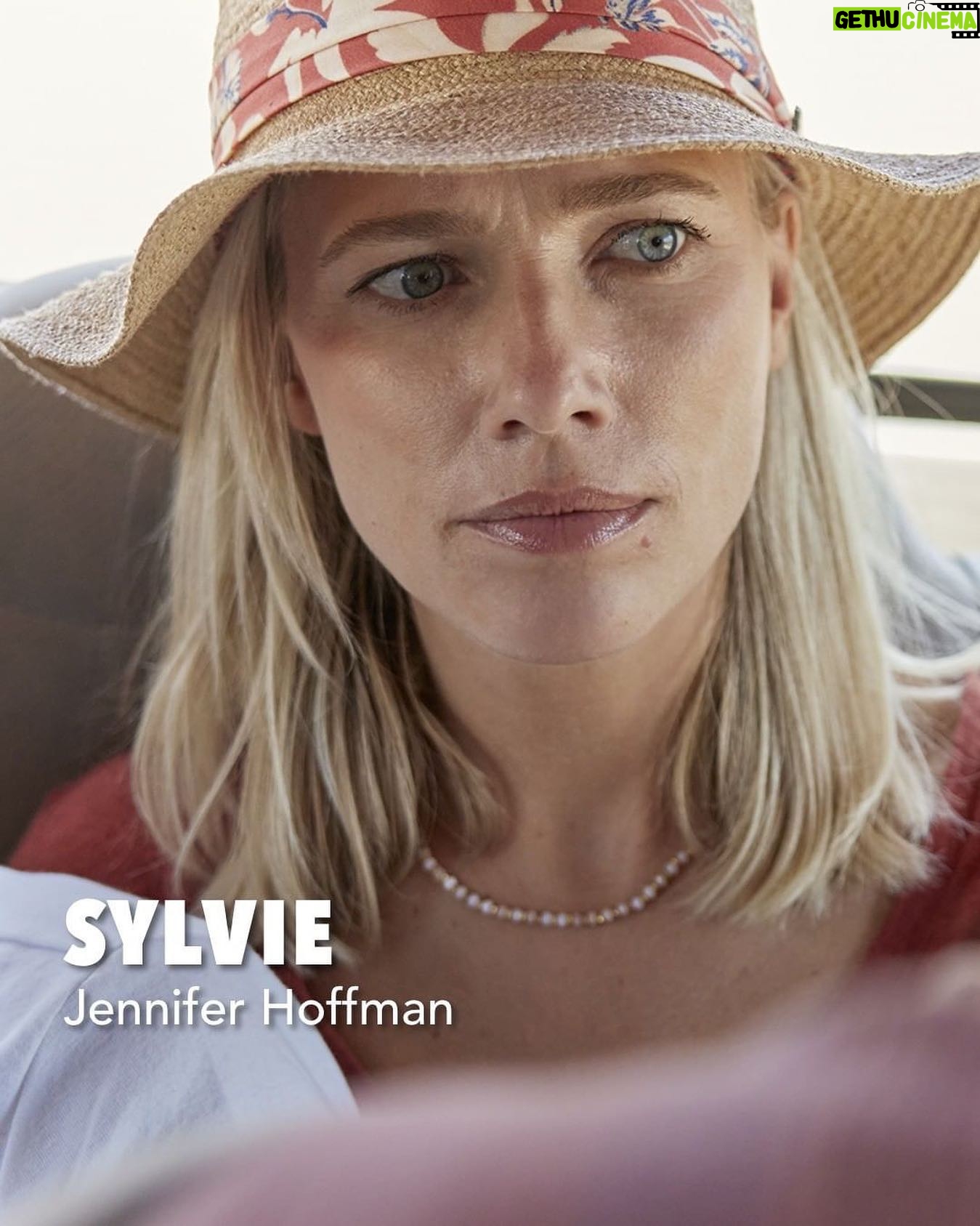 Jennifer Hoffman Instagram - Binnenkort in de bioscoop 🥳🤗🌴 @allinclusive_film “Jennifer Hoffman speelt de rol van Sylvie, een moeder die haar huwelijk met Jacco niet meer ziet zitten. Ze wil een break. Tijdens hun vakantie naar Bonaire besluit ze zichzelf op één te zetten, tot grote frustratie van Jacco.” #allinclusivefilm #allinclusive #greenfieldproductions #komedie #maarsomsooktragisch #tragicomédia #wwentertainmentnl