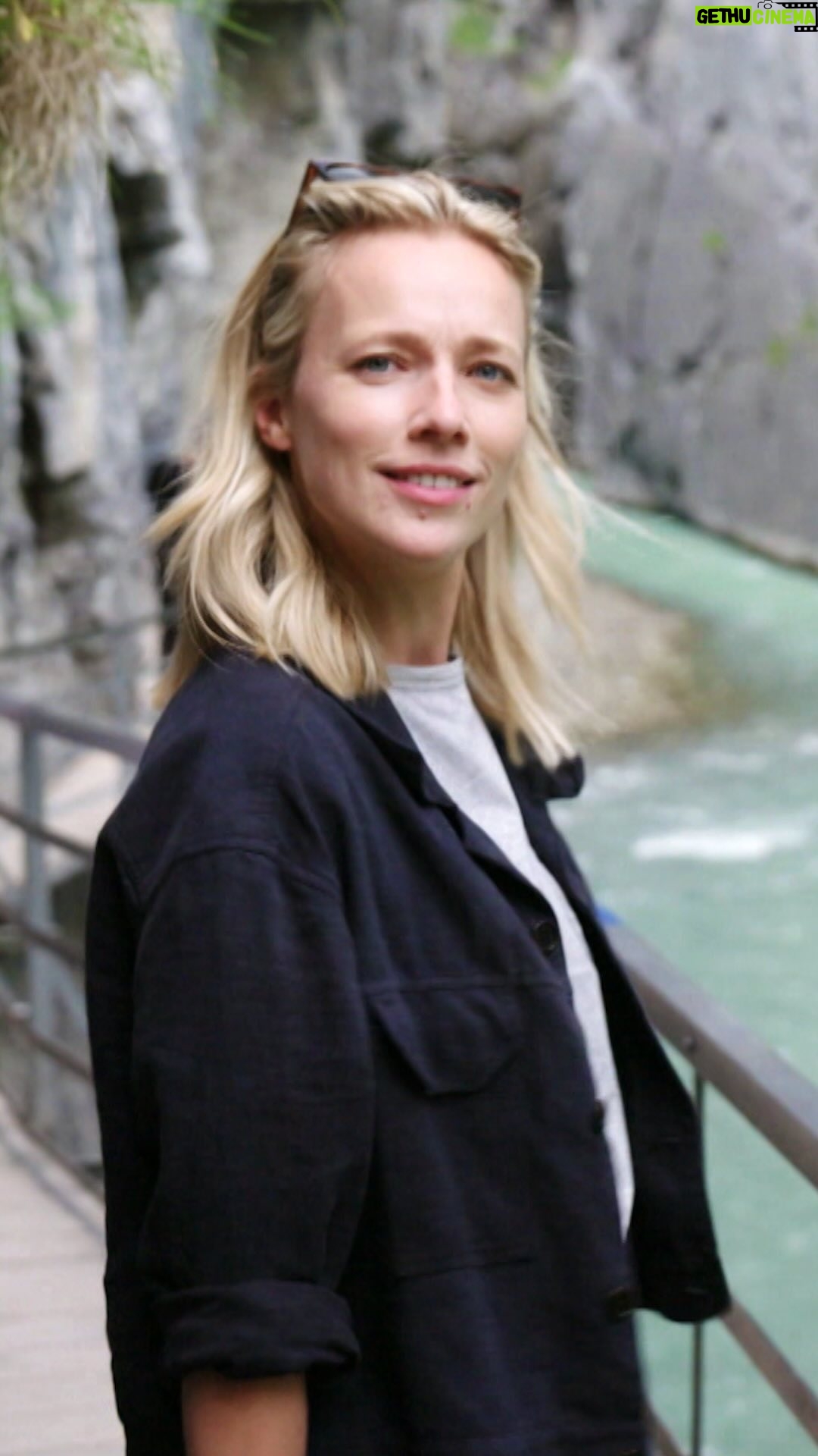 Jennifer Hoffman Instagram - Van kajakken in een turquoise meer tot een spectaculaire wandeling door de Aareschlucht kloof. πΆπ₯Ύ Zwitserland blijft tot de verbeelding spreken. π¨π De hele reis van Jennifer door Zwitersland terugzien? Ga naar NPO Start of klik op de link in de bio!π