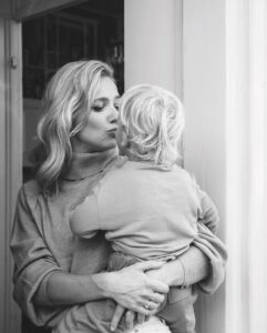 Jennifer Hoffman Instagram - In Ouders van Nu. Want ik ben al ouder. ;) #oudersvannu #vervelenisgezond #linkinstory Foto’s: @lahannahlipowsky