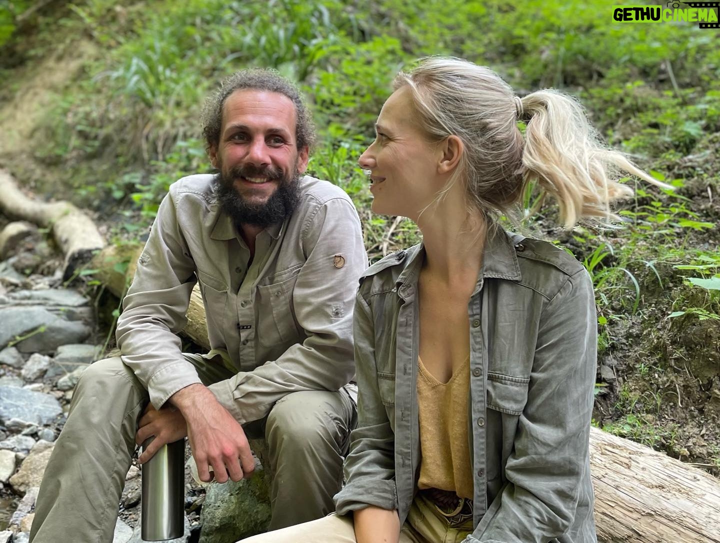 Jennifer Hoffman Instagram - Op zoek naar Europa’s grootste en oudste landzoogdier, op bizon Safari in Roemenië. Ze waren er niet meer. Alleen nog in dierentuinen. Maar dankzij het WeWilder project zijn ze nu weer in het wild te zien. Alleen… we moeten ze dan nog wel even zien te vinden. (Of niet?) #rewilding @we_wilder #letnaturetakeitscourse #livinginharmonywithnature #bisonsareback #tonythetracker @3opreis