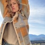 Jennifer Hoffman Instagram – Een bescheiden ode aan mijn nieuwe jas van @hul_le_kes. Gemaakt van een oude wollen deken. Óngelofelijk wat je allemaal van bestaande materialen kan maken, maar sommige mensen zijn echt tovenaars. Nogmaals: 
Een ouden wollen deken 👉🏼 Jennifers lievelingsjas. 
En je kunt ook een eigen deken inbrengen en er zo’n mooie jas van laten maken. 

Ik probeer hier uit te beelden hoe blij ik ermee ben. Hoop dat het een beetje overkomt. 

En ondertussen geef ik wat poseer inspiratie voor de feestdagen. Fijne opties die je lekker casual kunt uitproberen aan de eettafel of voor het familieportret. 

Fijne feestdagen! 
#slowfashion #circulairfashion #woolenblanket #cremerjacket #posinglikeapro