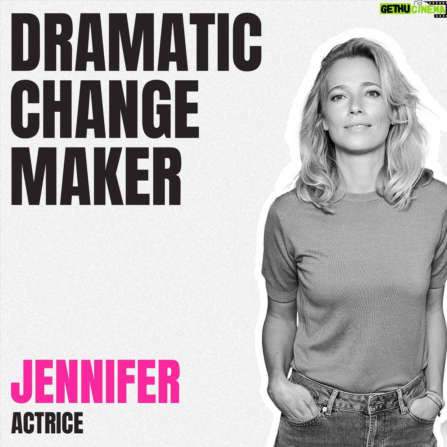 Jennifer Hoffman Instagram - filmforfuture đWij zijn Film For Future: Wij willen helpen om samen met jullie, filmmakers, de industrie verduurzamen. Want als iedereen, per departement, meedenkt en deelt hoe de CO2-uitstoot gereduceerd kan worden, komen we een heel eind. Join Film For Future â Itâs time for dramatic change! @jennifermaryhoffman ging je alvast voor, lees hier alvast een stukje uit ons interview met haar. Het volledige interview vind je via de link in bio! âAlles lijkt op effectiviteit, efficiĂ«ntie en snelheid ingericht. Maar eigenlijk is langzaam veel lekkerder, rustiger met veel minder stress en dus fijner. Thuis staan we op het punt de auto weg te doen. En nu doen we ook al zoveel mogelijk met de trein. We moeten bereid zijn om anders te gaan leven, en de innovatie gaat sneller als er meer mensen mee gaan doen Misschien zullen veel dingen langzamer gaan maar dat maakt het leven ook meer de moeite waard omdat ik denk dat alles nu veel te snel gaat en te gehaast is. Mensen vergeten dat creativiteit begint bij begrenzing van je mogelijkheden en keuzes. Het hele jaar door maar altijd alle producten kunnen gebruiken - daar word je hartstikke lui van. Af en toe word ik woedend omdat er zo weinig gebeurt, zeker nu ik een kind heb denk ik: hĂ©, het gaat wel over de toekomst van mân zoon. Dus ik ben blij met dit initiatief waarin ik het gevoel krijg dat de eenzame roepende steeds meer verandert in een collectief.â đLees het volledige interview met Jennifer via de link in bio op @filmforfuture.nl Itâs time for dramatic change! Join us. đȘ Foto: Caro Lenssen. #filmforfuture #duurzaamheid #duurzaamfilmen #greenfilmmaking