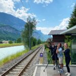 Jennifer Hoffman Instagram - Slechts zes uurtjes achteroverleunen in een trein en je bent er al: Zwitserland. 🇨🇭 Over land en water verkende de crew dit prachtige Alpenland vol reusachtige bergen, heldere meren, serene dorpen en groene valleien. 🌄 Zin om weg te dromen? Kijk op NPO Start of check de link in bio. 🔗