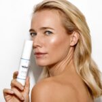 Jennifer Hoffman Instagram - @witlofskincare Ik heb jarenlang (en nog soms een beetje) geworsteld met hormonale acne. Bij alle artsen en klinieken kreeg ik te horen dat er weinig aan te doen, was, behalve pillen slikken en hormoon crèmes smeren. En resultaat was van korte duur. Je begrijpt dat mijn huid voor mijn werk nogal belangrijk is. Een visagiste drukte dat jaren geleden ooit zo subtiel uit, terwijl ik 5 minuten later de set op moest lopen: “ik zie jou geen hoofdrol spelen met die huid” Ik heb daardoor meer dan 2 jaar antibiotica geslikt omdat ik wilde dat het stopte. Inmiddels weet ik veel beter wat helpt en wat niet. Ik heb de symptoombestrijding naast me neergelegd en ben gaan zoeken naar de oorzaak. “Gezondheid huist in je darmen” Sinds ik mijn voeding heb aangepast en over ben gestapt op 100% natuurlijke huidproducten is mijn huid met sprongen vooruit gegaan. Ben ik er helemaal vanaf? Nee. Terwijl ik dit schrijf zit er een dikke pukkel op mijn kin. Maar het is voor 90% beter geworden, daar doe ik het voor. En gelukkig heeft die visagiste geen gelijk gekregen ;) 🤗🌱🙏🏼 (Deze valt uiteraard weer in de categorie: “reclame voor weinig, omdat ik in het merk geloof”) #naturalskincare #naturalfood #eatyourgreens #fastingisunderrated Foto: @esmeefrankenphotography @resy___ @valerientantu