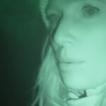 Jennifer Hoffman Instagram - Wanneer je hike wat langer duurt dan gepland, kan het nogal een uitdaging zijn om de weg te vinden. Gelukkig kwam Jennifer op een briljant idee.💡 Benieuwd hoe Jennifer en de crew de rest van de barre tocht afleggen? Check de aflevering via de link in bio 🔗