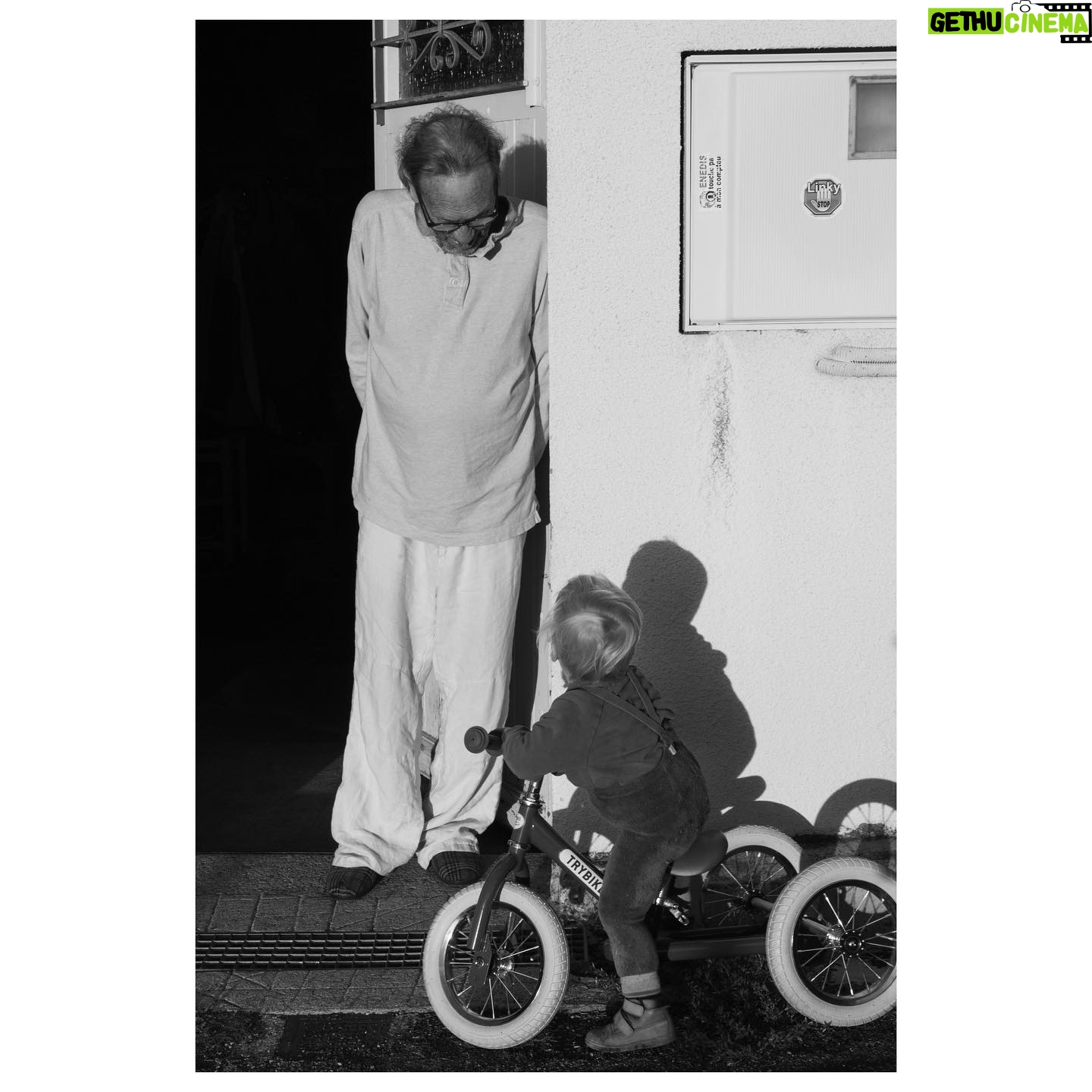 Jennifer Hoffman Instagram - Opapa Ois & Cooper 🤍 Die kleine wilde perse z’n nieuwe loopfiets aan z’n opa François laten zien. Dat we daarvoor steil de berg op moesten maakte hem niet uit. “Opapa Ois” moest de “Piets” zien. #francelife #simplethings #familytime Foto: @floorblijenberg