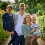 Jennifer Hoffman Instagram – Wat een avontuur was DEEP SHIT. Een van de beste tot nu toe. We hebben mogen maken wat we wilden maken en konden er niet meer achterstaan dan we deden. 
Helaas komt er geen tweede seizoen, de @npo.nl moet nou eenmaal keuzes maken. Maar we danken iedereen die ons steunden tijdens de eerste. 
We hadden niks anders willen doen. 
Dank ook voor alle trouwe fans! Zoveel geweldige reacties heb ik nog nooit gehad. Zelfs niet met De Luizenmoeder. 
Tot het volgende avontuur! 🤗✨🍀

En voor wie nog wil kijken: Er staan 8 hele toffe afleveringen op NPO Start 
#deepshit
#bnnvara 
#fictionvalley