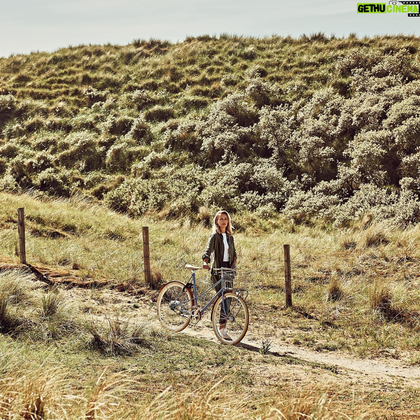 Jennifer Hoffman Instagram - Jennifer Hoffman zet zich in voor initiatieven die een positieve impact hebben op de wereld en het klimaat. Een echte sustainability advocate. Daar worden we blij van! Een stukje uit het interview dat we na de shoot met haar deden: “Zeg, zit er stiekem een klimaat drammer in je?” Jennifer: “Ik haal zeker inspiratie uit klimaatactivisten. Ik voel me verantwoordelijk om met mijn bekendheid mensen te bereiken en te inspireren tot het maken van duurzame keuzes. Sinds Cooper is geboren is het gevoel om meer te doen alleen maar sterker geworden, alleen ik ben meer een verhalenverteller. Zoals bijvoorbeeld in de serie ‘Genaaid: Waar komt je kleding vandaan?' die ik in 2018 voor de EO heb gemaakt, om het verhaal te vertellen achter onze goedkope weggooi-kleding. Ook Roetz heeft een belangrijk verhaal te vertellen. Ze bewijzen met hun circulaire en sociaal geproduceerde fietsen dat duurzaamheid, kwaliteit en design hand in hand kunnen gaan.” 🤝 #circulareconomy #circulaireeconomie