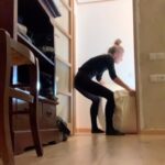 Jennifer Hoffman Instagram - Om hulp vragen is een kunst… 🙄 Herkenbaar? Ik had dit gefilmd om mijn vriend blij te maken en te laten zien dat ik de matrassen zelf al even snel gewisseld had. In mijn eentje. Terwijl hij een uurtje later thuis zou zijn en we het samen zouden doen. Maar ik kon het prima zelf, vond ik. Ik zou het filmpje ook nog versnellen. En dan zou ik heel cool overkomen, hij zou nog meer van mij houden en we zouden nog langer en gelukkiger leven. Maar toen bleek het loodzware 🤬traagschuimmatras, dat je nergens kunt vastpakken(!) er anders over te denken. Mijn zoon had ook nog wat aanwijzingen terwijl hij op de wc zat. “Mama meer draaien” Beste stuurlui zitten blijkbaar te poepen. #ikkanhetallemaalzelf #bijnarugletselopgelopen #takkematrassen