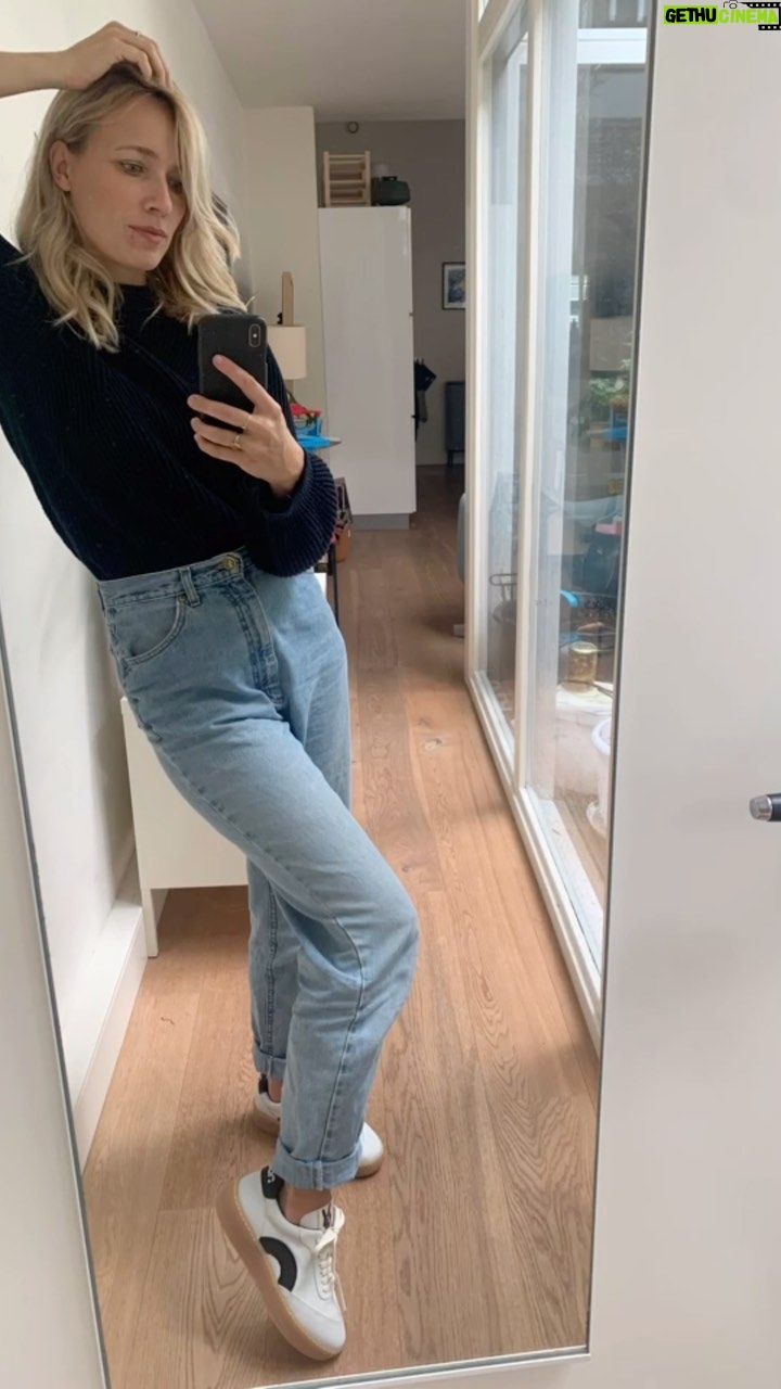 Jennifer Hoffman Instagram - Een gratis en voor niks reel voor @nooch.earth omdat ik dit zo tof vind. Het verhaal, de mensen, het product. Allemaal even goed 💚 #biologischafbreekbaar #sneaker #nooch *en waar ik lijn zeg bedoel ik natuurlijk lijM… (#youhadonejob)