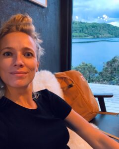 Jennifer Hoffman Instagram - Voor @3opreis met de nachttrein naar de Schotse Hooglanden afgereisd. Om de mooiste wandelingen te maken en om even helemaal te unwinden. #slowtravel and nature always puts a #bigsmile on my face 🙏🏼@inverlonan