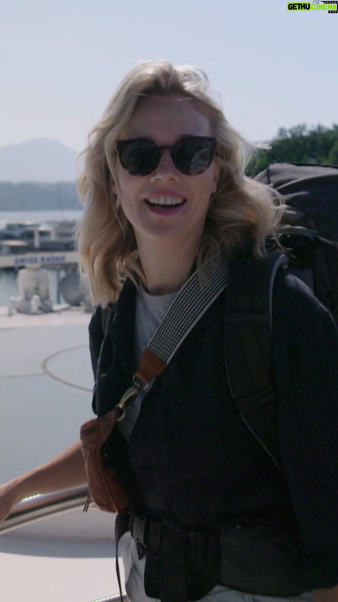 Jennifer Hoffman Instagram - Jennifer neemt tijdens haar reis door Zwitserland een van de eerste hybride veerboten van Europa.🛥️ Zo is ze in no-time van Luzern in Flüeln. En op die milieuvriendelijke veerboot krijgt ze een wel heel bijzondere eer… 📣 Wil je de hele aflevering zien? Ga dan naar NPO Start of klik op de link in bio! 🔗
