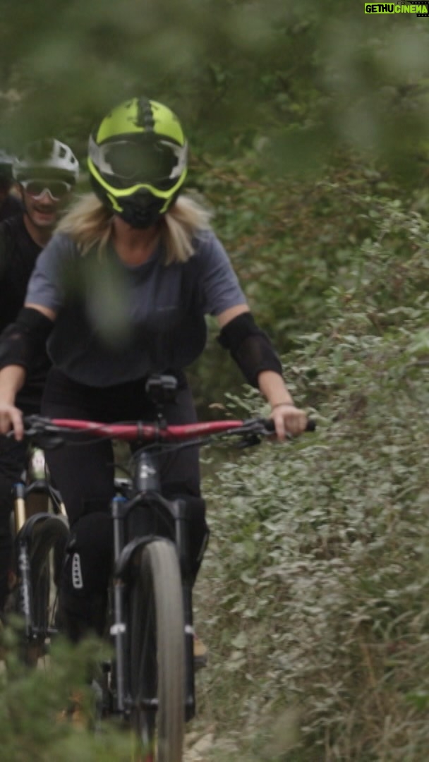 Jennifer Hoffman Instagram - Jennifer waagt een ritje op haar mountainbike door de bergen van Finale Ligure.๐ตโโ๏ธ Haar route begint bij een oude verlaten NAVO-Basis. De uitzichten zien die de rit opleverde? ๐ฎ๐น Kijk de hele aflevering terug op NPO Start of via de link in de bio!๐.