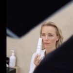 Jennifer Hoffman Instagram - Soms val je met de neus in de boter. Ik maak graag reclame voor mooie merken, merken die hun hart op de juiste plek hebben en die met liefde en aandacht voor de natuur, mens en dier, duurzame producten maken. Merken die ik gebruik. Die tijdloos zijn en toch verfrissend. Of je het nou aantrekt of op je huid smeert ;) Deze dúbbele shoot (super bijzonder, merken die elkaar helpen) mocht ik doen met een van mijn liefste vriendinnen, mijn schoonzus en andere fantastische vrouwen. Het resultaat zien jullie snel.. @arberstudio @witlofskincare 📸 @esmeefrankenphotography 🎥 @floorblijenberg 💄 @resy___ 👔 @valerientantu
