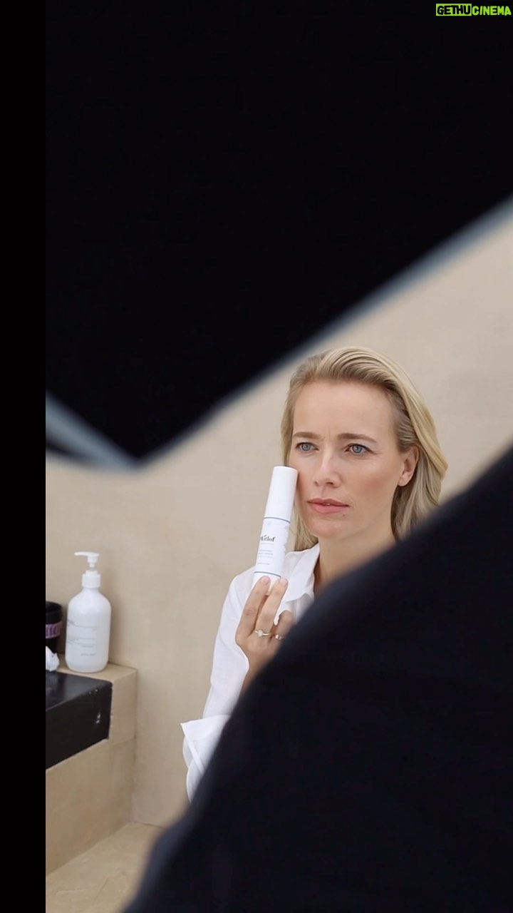 Jennifer Hoffman Instagram - Soms val je met de neus in de boter. Ik maak graag reclame voor mooie merken, merken die hun hart op de juiste plek hebben en die met liefde en aandacht voor de natuur, mens en dier, duurzame producten maken. Merken die ik gebruik. Die tijdloos zijn en toch verfrissend. Of je het nou aantrekt of op je huid smeert ;) Deze dúbbele shoot (super bijzonder, merken die elkaar helpen) mocht ik doen met een van mijn liefste vriendinnen, mijn schoonzus en andere fantastische vrouwen. Het resultaat zien jullie snel.. @arberstudio @witlofskincare 📸 @esmeefrankenphotography 🎥 @floorblijenberg 💄 @resy___ 👔 @valerientantu