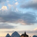Jennifer Hoffman Instagram - Slechts zes uurtjes achteroverleunen in een trein en je bent er al: Zwitserland. 🇨🇭 Over land en water verkende de crew dit prachtige Alpenland vol reusachtige bergen, heldere meren, serene dorpen en groene valleien. 🌄 Zin om weg te dromen? Kijk op NPO Start of check de link in bio. 🔗
