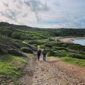 Jennifer Hoffman Instagram - Wat zou je liever doen: naar Menorca afreizen in de droge hitte van de zomer en op een overvol strand liggen of het eiland off season leren kennen wanneer de natuur nog groen is en er geen toerist te bekennen is? 
Mijn antwoord kennen jullie denk ik al ;) 
Hiking #camidecavalls #menorca #nosuchthingasbadweather 
#offseason #conscioustravel 
#trainandaferryaway