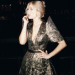Jennifer Hoffman Instagram - The dress. The earrings. The hair and makeup. The boobtape. The tiny throwback. #ittakesavillage #andaniceamountofbreasttape @ronaldvanderkemp @frankyamsterdam @geenbluf @tommydriessen 🙏🏼🙏🏼🙏🏼🙏🏼 Photo: @daelostylo