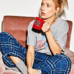 Jennifer Hoffman Instagram – Ik drink al een paar jaar geen koffie meer. Zomaar per ongeluk. Was helemaal niet de bedoeling. Ik vond het altijd heerlijk. En nog steeds. En zo heeeel af en toe probeer ik het weer eens, maar de weg terug is niet zo makkelijk. Mijn lichaam protesteert. Ik krijg echt stressgevoelens. Van groot espressoliefhebber dus naar theeleut. Per ongeluk. Maar het bevalt mij prima. 🫖 ☕️ 
Foto: @valentinavos @marshacalori