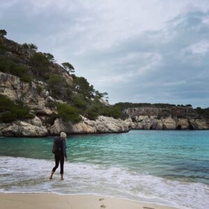 Jennifer Hoffman Instagram - Wat zou je liever doen: naar Menorca afreizen in de droge hitte van de zomer en op een overvol strand liggen of het eiland off season leren kennen wanneer de natuur nog groen is en er geen toerist te bekennen is? 
Mijn antwoord kennen jullie denk ik al ;) 
Hiking #camidecavalls #menorca #nosuchthingasbadweather 
#offseason #conscioustravel 
#trainandaferryaway