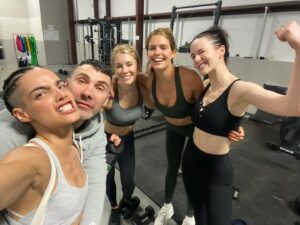 Jennifer Holland Instagram - When the gorgeous ladies of @dcofficial #Superman invite you to workout with them and our personal trainer @paolomascitti at 6:45am, you DO NOT hesitate. 
Okay, maybe you hesitate a little, but you do it without complaint.
Or, maybe you complain… an embarrassing amount.
Probably your under-eyes will never look the same.
But, definitely worth it. #worthit #bestcastever 

#harcourt #emiliaharcourt #peacemaker #theengineer #angelaspica #eveteschmacher #loislane
