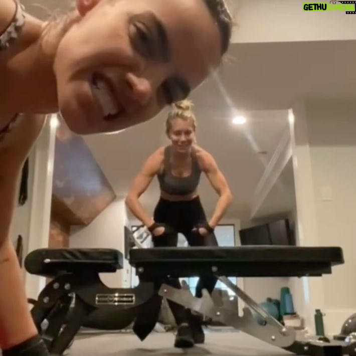 Jennifer Holland Instagram - Everyone just needs to get on @thefaria ‘s level. 💪🏻 #theengineer #harcourt #dcuniverse 🏋️: @paolomascitti