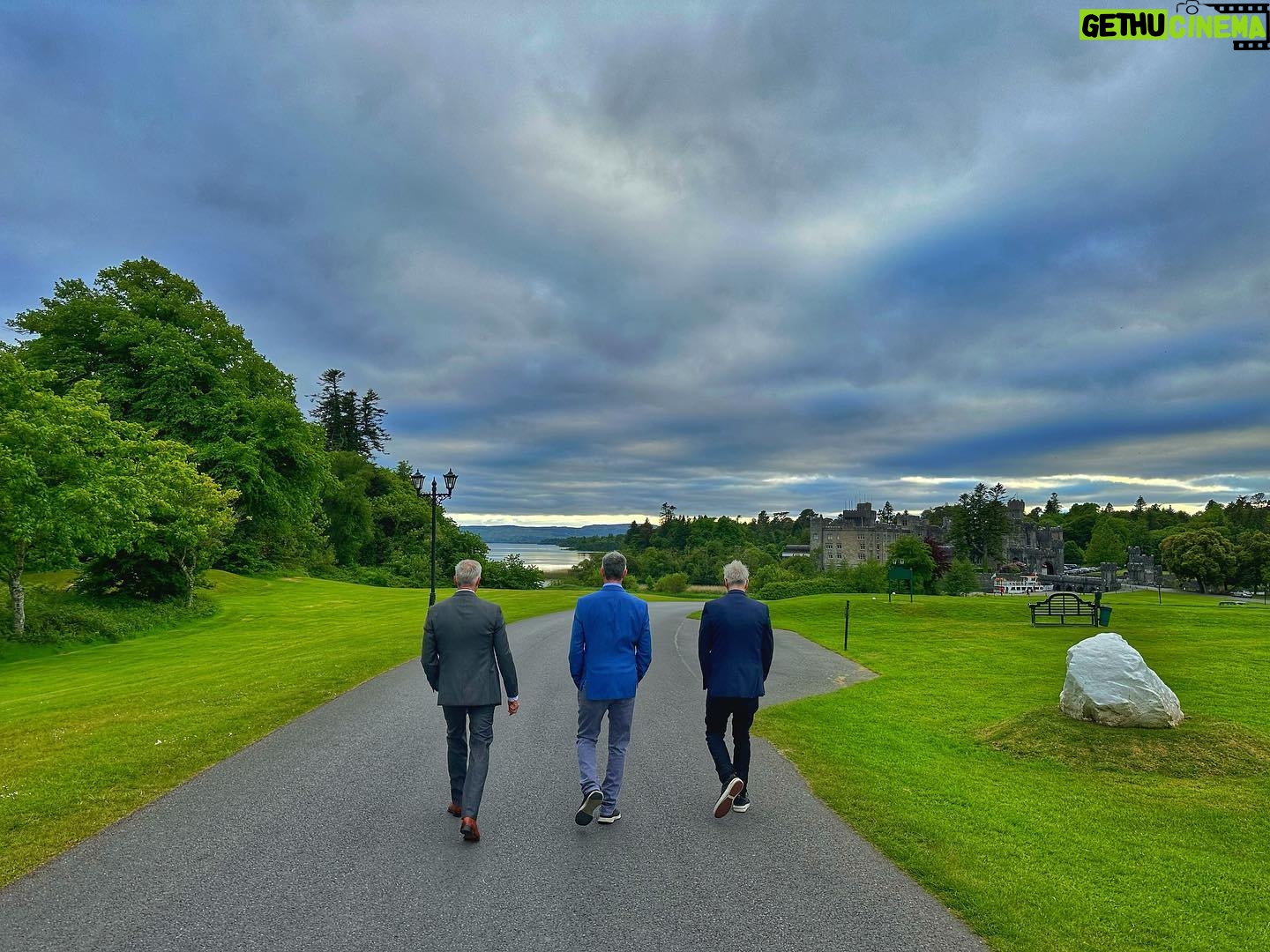 Jennifer Holland Instagram - 🚶🚶🚶 #ireland #ashfordcastle