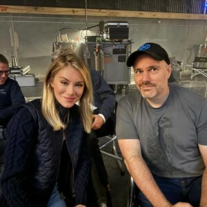 Jennifer Holland Instagram - Recently, I got to meet and hang out with the one and only @tomking_tk on set in Atlanta! Believe the hype. He’s an AWESOME guy and a walking Encyclopedia for all things @dcofficial . 
#dccomics #dcstudios #dc