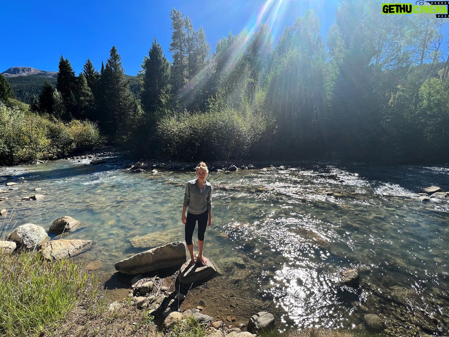 Jennifer Holland Instagram - River rat 💦 🏔 🍁