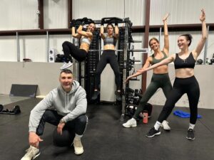 Jennifer Holland Instagram - When the gorgeous ladies of @dcofficial #Superman invite you to workout with them and our personal trainer @paolomascitti at 6:45am, you DO NOT hesitate. 
Okay, maybe you hesitate a little, but you do it without complaint.
Or, maybe you complain… an embarrassing amount.
Probably your under-eyes will never look the same.
But, definitely worth it. #worthit #bestcastever 

#harcourt #emiliaharcourt #peacemaker #theengineer #angelaspica #eveteschmacher #loislane