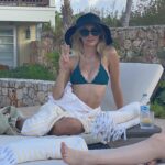 Jennifer Holland Instagram - This is a peace sign, not a “2”. And, yes, those are Pringles in my cocktail glass. I’m doing everything wrong here. #anguilla #pringles #fail