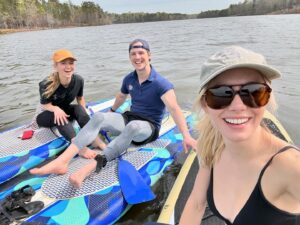 Jennifer Holland Instagram - The wind was so strong today that it’s debatable whether we were paddle boarding or sailing ⛵️, but two things are certain: Freddie   Johanna are lovely, and they always have the best after-activity snacks. 🥭