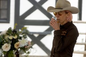 Jennifer Landon Instagram - Teeter gets real classy tonight on the season premier of Yellowstone. LET’S FINALLY GET TO WORK. @yellowstone #yellowstonetv @101studiosco @paramountnetwork
