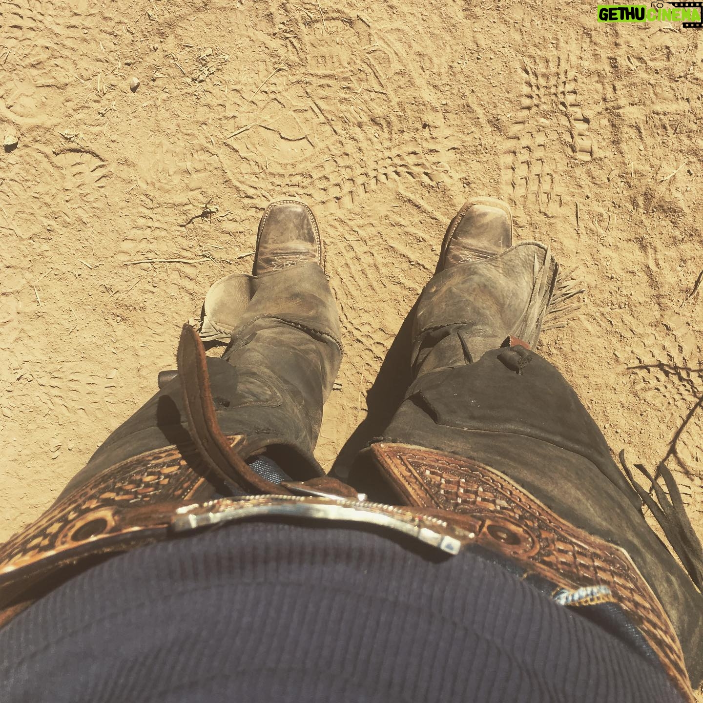 Jennifer Landon Instagram - Work today was pretty great. Apparently, I don’t suck at riding anymore. I might go full-blown full-time cowboy. #yellowstone #cowboy #byeeeelosangeles