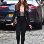 Jennifer Metcalfe Instagram - If ya don’t jump to put ur jeans on u don’t feel my pain 😏🖤