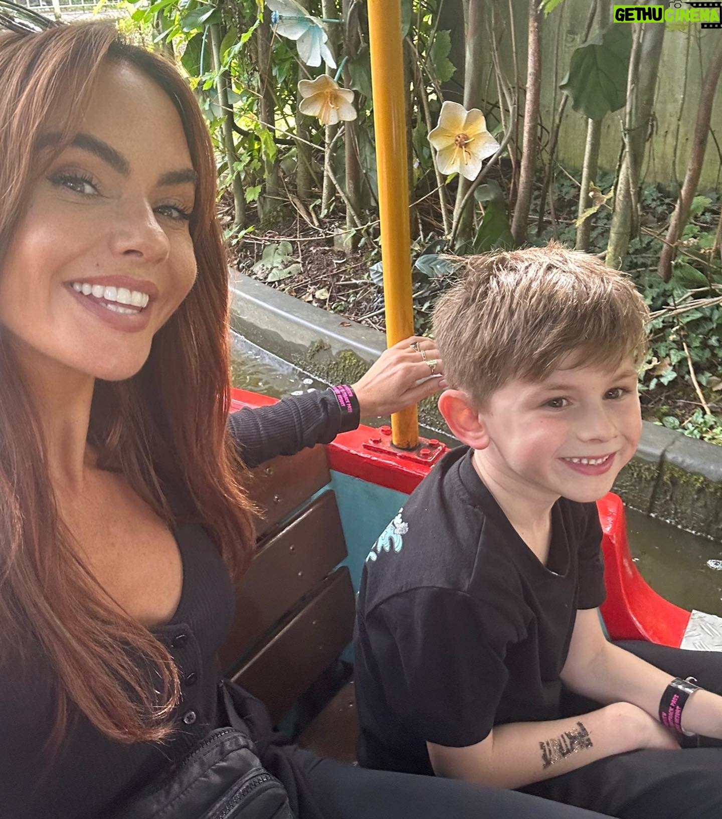 Jennifer Metcalfe Instagram - Kicking off Halloween season @altontowers with my boy 🥰 they know how to do it there 😅😅🧟♀️🧟♂️ 🎃 🍁 altontowers #scarefest #prinvite #ad @runraggeduk