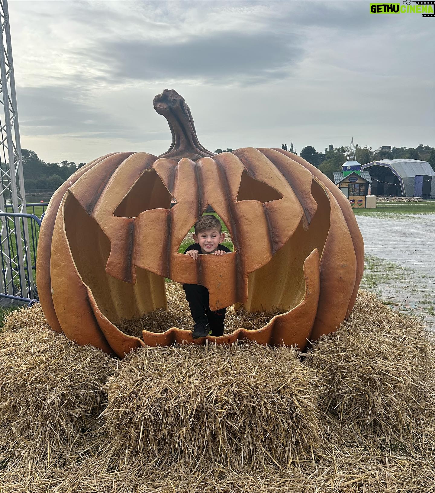 Jennifer Metcalfe Instagram - Kicking off Halloween season @altontowers with my boy 🥰 they know how to do it there 😅😅🧟♀️🧟♂️ 🎃 🍁 altontowers #scarefest #prinvite #ad @runraggeduk