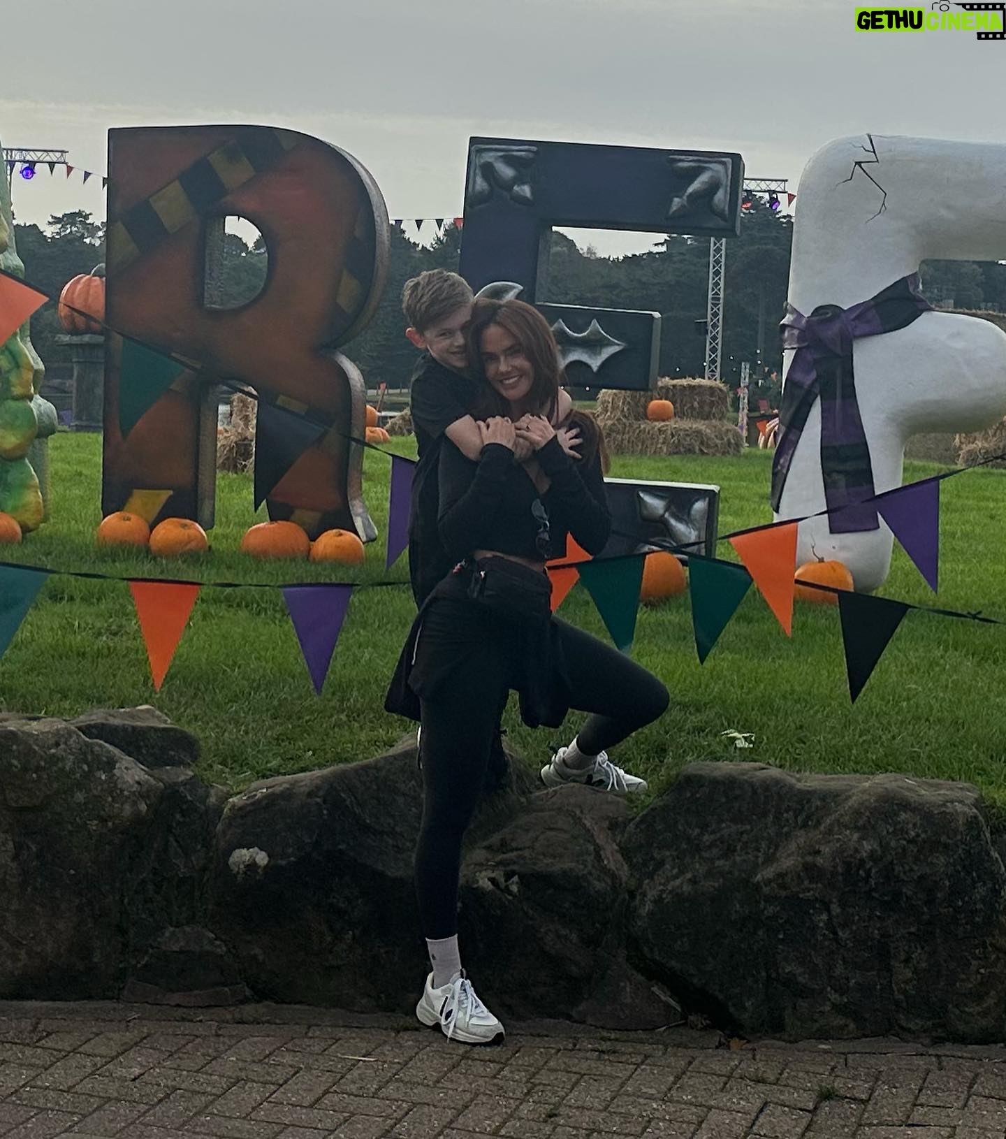 Jennifer Metcalfe Instagram - Kicking off Halloween season @altontowers with my boy 🥰 they know how to do it there 😅😅🧟♀️🧟♂️ 🎃 🍁 altontowers #scarefest #prinvite #ad @runraggeduk