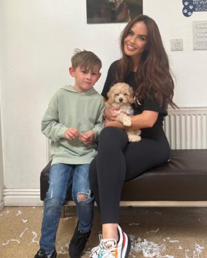 Jennifer Metcalfe Instagram - Should we or shouldn’t we that is the question 

Hit me with all the cons coz we felt the pros…. 
♥️🙈 🐶