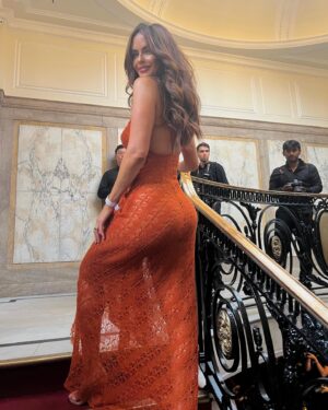 Jennifer Metcalfe Instagram - When life gives u lemons eat oranges 🍊 🍋🍊🍋 

@nationalfilmawards 
@hollyoaksofficial 

Dress - @depop customised by E&A tailors Broadheath ✂️
Hair and make up moi 😊
