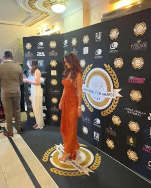 Jennifer Metcalfe Instagram - When life gives u lemons eat oranges 🍊 🍋🍊🍋 

@nationalfilmawards 
@hollyoaksofficial 

Dress - @depop customised by E&A tailors Broadheath ✂️
Hair and make up moi 😊