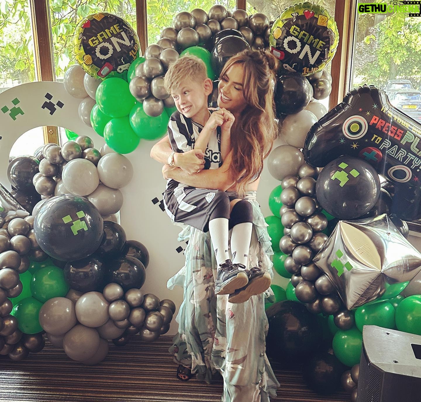 Jennifer Metcalfe Instagram - Happy birthday to our gorgeous boy ♥️ here’s to another year of loving u 🥳🥳🥳 Thank u for making Dayes day so special 🎉 @stephledigo @go_pr_and_events @zoomboxuk @illumilights1 @eventi_creationsx @kristycakesuk @thekiltoninnpub @aladdinscaveentertainments