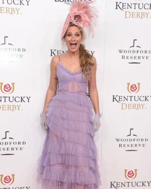 Jennifer Nettles Instagram - Throw back to the joy of singing our National Anthem at The Kentucky Derby back in 2019. What a thrill!!! I think little sister @brittneyspencer is doing the honors this year!!! So fun!!! 
@frankiefoye @lindahaymakeup @hayley_atkin_ @fabianamilazzo #memories