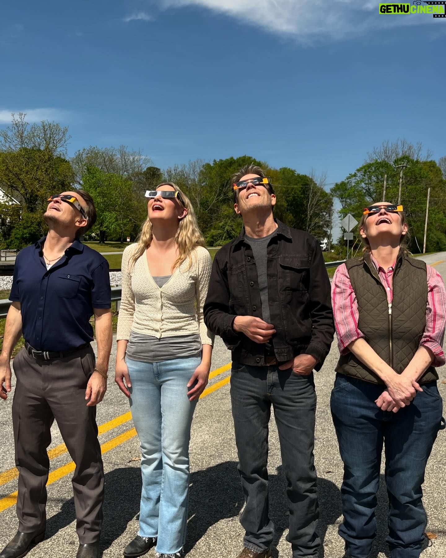 Jennifer Nettles Instagram - From the “Neon Moon” of the @cmt awards Sunday night, to the eclipse of the sun on Monday, I love telling you stories in music and tv/film, and working with great folks. This bunch and I have a fun one coming for you too! @kevinbacon @bethgrantactor @damonherriman @amazonprime @blumhouse