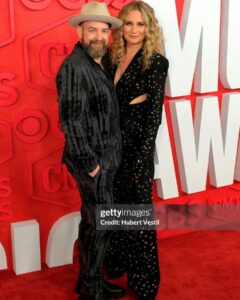 Jennifer Nettles Instagram - Mom and Dad are going on tour, babies. Pack your bags, cancel your therapists and come get this dopamine drip. #takemehometour H&M @ashleydonovan Styling @hayley_atkin_ Suit @christiancowan