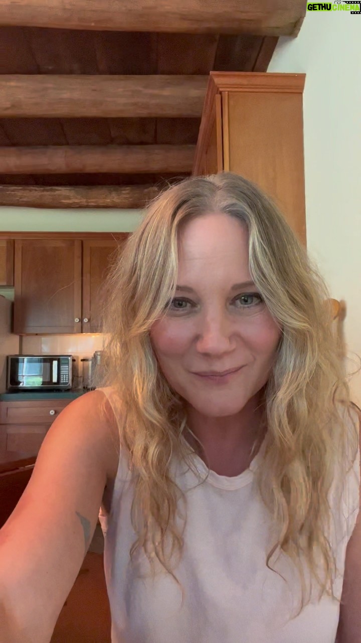 Jennifer Nettles Instagram - Hieeeeee! This post is a reel, and this reel is a song , and this song is a theme, and this theme is also a tv announcement and I can’t keep up with technology! Announcements first: 1. Farmer Wants a Wife is looking for Farmers for Season 2! Get online at www.farmerwantsawifecasting.com (you can remember that so I won’t put it in my bio:-) and come be on a show with me and find love! 2. Speaking of love, a “Love” song. @farmeronfox See you soon!!! 👨🏻🌾 👰♀️ =❤️