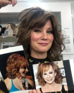 Jennifer Nettles Instagram - When your favorite role/character gets hair inspo from one of your biggest idols, well, art does imitate life now doesn’t it?! Watch tomorrow night’s @therighteousgemstones and catch Aimee Leigh. @hbo @streamonmax @reba I love you, girl!!! @bryantology hair