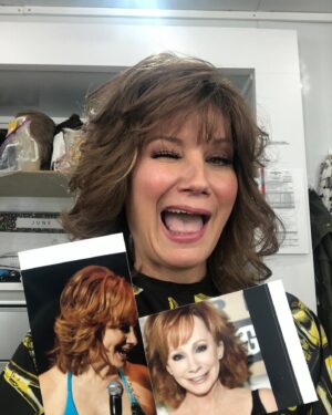 Jennifer Nettles Instagram - When your favorite role/character gets hair inspo from one of your biggest idols, well, art does imitate life now doesn’t it?! Watch tomorrow night’s @therighteousgemstones and catch Aimee Leigh. @hbo @streamonmax @reba I love you, girl!!! 
@bryantology hair